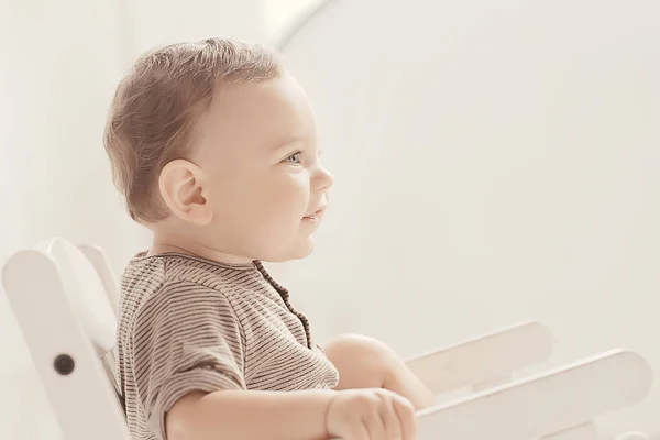 明るいスタジオで幼児の子供 小さな男の子の幼児美しい健康な子供 — ストック写真