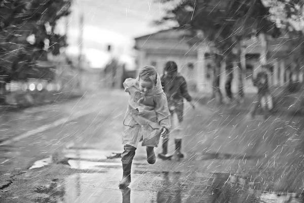 穿着雨衣的孩子在雨中在外面玩耍 季节性照片 秋天的天气 为孩子们穿暖和的衣服 — 图库照片