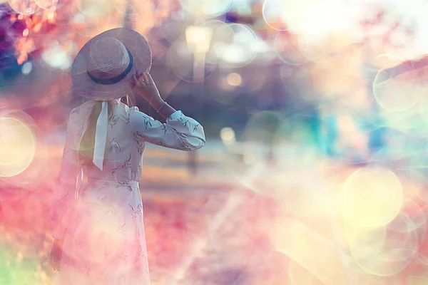 Ευτυχισμένο Ρομαντικό Κορίτσι Ένα Ψάθινο Καπέλο Νεαρό Μοντέλο Ένα Φόρεμα — Φωτογραφία Αρχείου