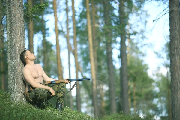 Hombre Caza Bosque Verano Paisaje Bosque Cazador Con Rifle Caza — Foto de Stock