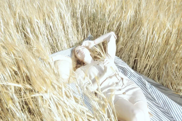 buğday tarlası yaz manzara, mutlu genç model / özgürlük ve rahatlama kavramı yaz ve sonbaharda