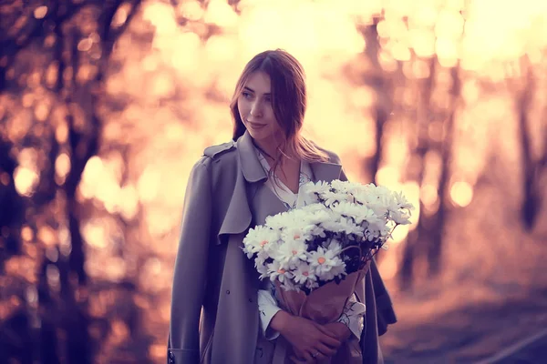 花束を持った女の子公園を散歩 ロマンチックな若い美しいかわいいモデル 愛の気持ちプレゼント — ストック写真