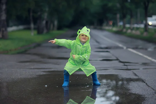 Gyermek Egy Esőkabát Ősz Ősz Kilátás Egy Kisgyerek Egy Esőkabát — Stock Fotó