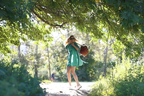 Verspielte Erwachsene Junge Mädchen Sommer Wirbelt Springen Fröhlich Schöne Modell — Stockfoto