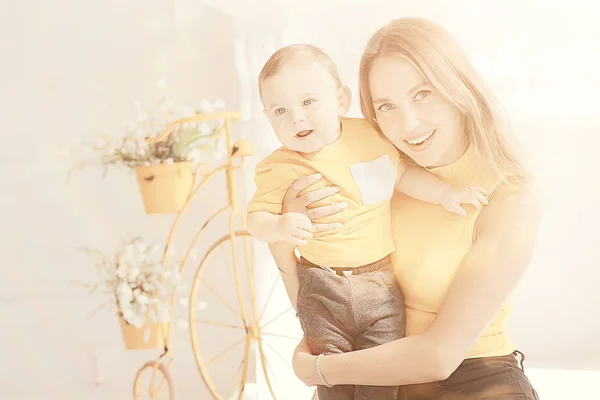 Moeder Met Een Klein Kind Peuter Twee Familie Moeder Kind — Stockfoto