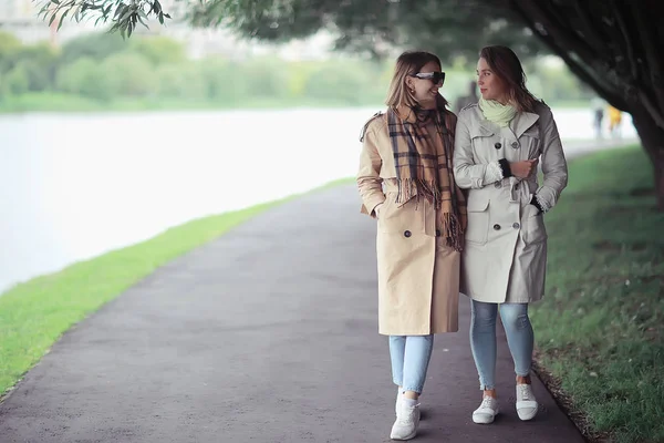 Otoño Moda Parque Niñas Dos Mirada Caminar Parque Ciudad Dos — Foto de Stock