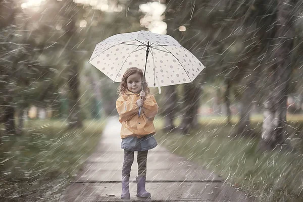 Liten Flicka Med Ett Paraply Litet Barn Regnig Höst Promenad — Stockfoto