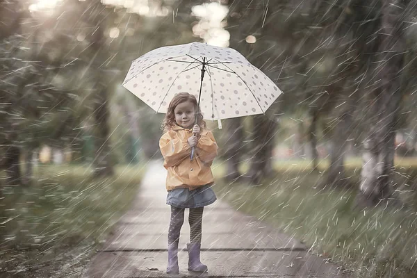 傘を持つ小さな女の子 小さな子供 雨の秋の散歩 傘を持つ濡れ天候の子供 — ストック写真