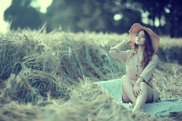 Chica Sentada Campo Con Sombrero Paja Vacaciones Verano Descanso Joven — Foto de Stock