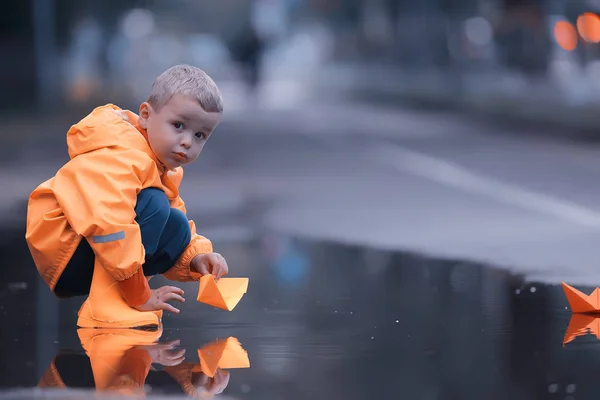 Bir Çocuk Bir Birikintisi Çocukluk Yürüyüş Parkta Sonbahar Oyunu Bir — Stok fotoğraf