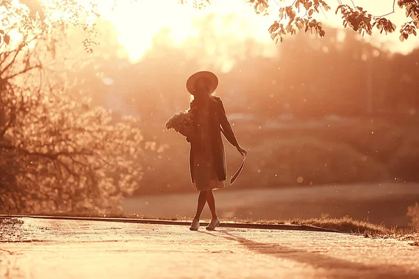 Glücklich Romantisches Mädchen Mit Strohhut Junges Modell Einem Kleid Sommertag — Stockfoto