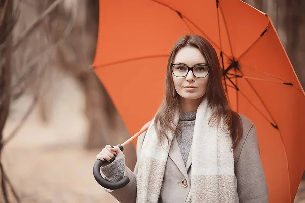 Mädchen Regenschirm Waldlandschaft Herbst Ansicht Junge Frau Mit Regenschirm Stadtpark — Stockfoto