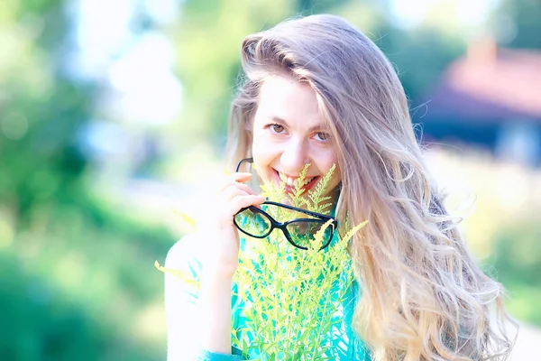 Chica Sorpresa Gafas Sol Imagen Vívida Modelo Sorpresa Seductora Joven —  Fotos de Stock