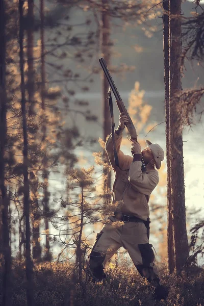Мисливець Мисливець Пістолетом Полювання Осінньому Лісі Жовті Дерева Пейзаж Тайзі — стокове фото