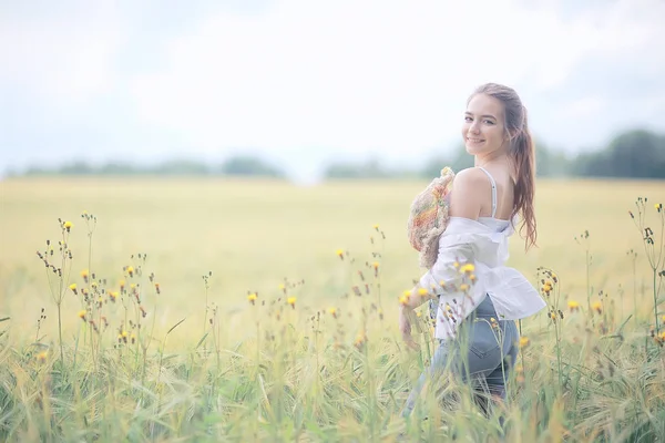 Höst Fält Flicka Hälsa Vacker Ung Modell Landskap Sommar Fält — Stockfoto