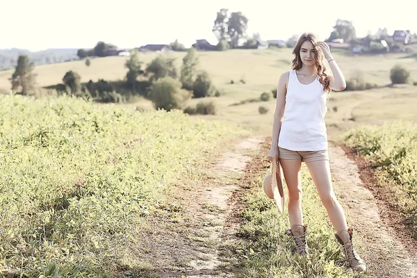 Jovem Modelo Europeu Feliz Férias Verão Passeio Natureza Paisagem Verão — Fotografia de Stock