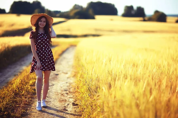 Sarı Buğday Alanında Mutlu Genç Yetişkin Model Alanında Yaz Mutluluk — Stok fotoğraf