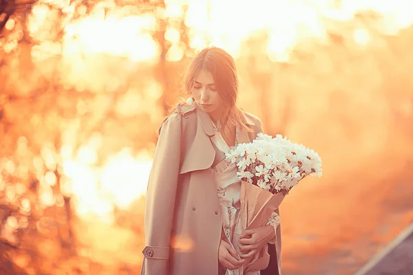 花束を持った女の子公園を散歩 ロマンチックな若い美しいかわいいモデル 愛の気持ちプレゼント — ストック写真