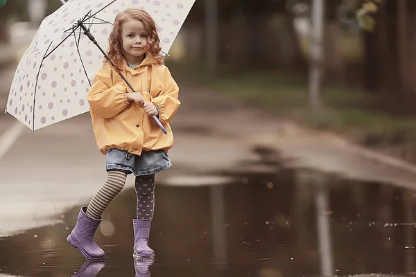 傘を持つ小さな女の子 小さな子供 雨の秋の散歩 傘を持つ濡れ天候の子供 — ストック写真