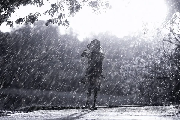 Летний Дождь Романтика Девушка Счастье Погода Дождь Летнее Настроение Счастливая — стоковое фото
