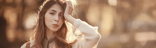 Wind Lange Haren Zomer Meisje Portret Vrijheid Geluk Onafhankelijkheid Toeristische — Stockfoto