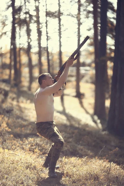 Hunting Man Hunter Met Een Wapen Jacht Het Herfst Bos — Stockfoto