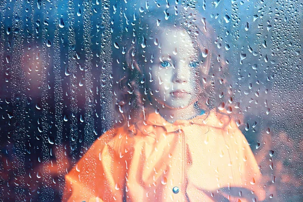 Porträtt Flicka Barn Regnet Höst Porträtt Liten Flicka Droppar Regnrock — Stockfoto