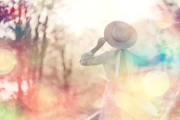 Romantique Fille Dans Chapeau Paille Vue Dos Fille Modèle Pose — Photo