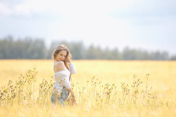 Höst Fält Flicka Hälsa Vacker Ung Modell Landskap Sommar Fält — Stockfoto