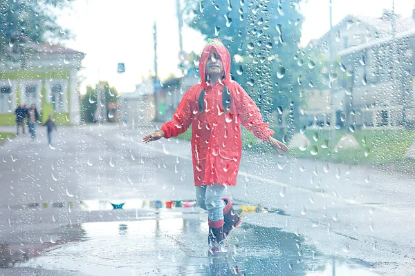 Criança Uma Capa Chuva Joga Fora Chuva Foto Sazonal Clima — Fotografia de Stock