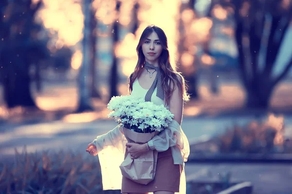 都会の風景の中を歩く花束を持つ都会のデート 幸せな女の子を待っている女の子 柔らかい光 — ストック写真