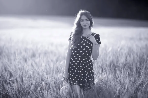 Menina Vestido Campo Trigo Conceito Feliz Férias Verão Modelo Campo — Fotografia de Stock