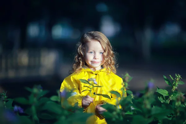 Liten Flicka Gul Regnrock Porträtt Ett Barn Höst Kläder Promenad — Stockfoto
