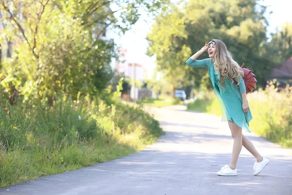 Verspielte Erwachsene Junge Mädchen Sommer Wirbelt Springen Fröhlich Schöne Modell — Stockfoto