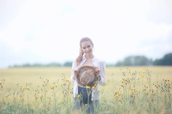 Chica Adulto Campo Sombrero Felicidad Paisaje Europeo Chica Campo Sombrero — Foto de Stock