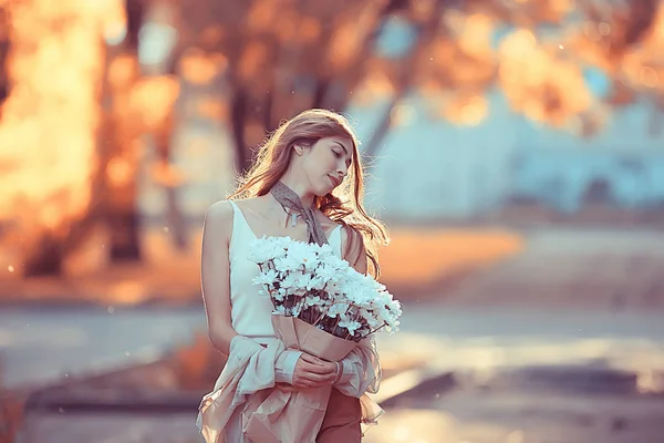 女孩拿着一束鲜花在公园里散步 浪漫年轻美丽可爱的模特 爱的感情礼物 — 图库照片