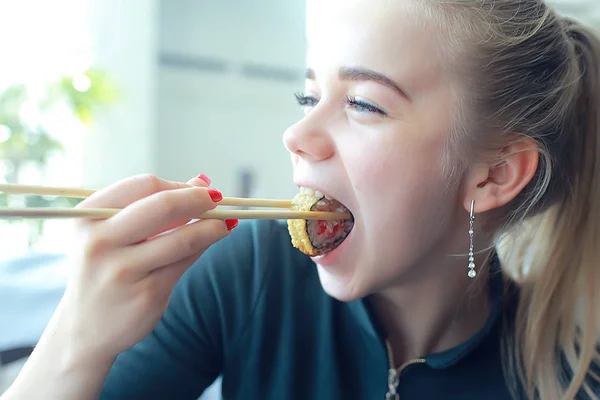 Chica Come Sushi Rollos Restaurante Cocina Oriental Comida Japonesa Modelo — Foto de Stock