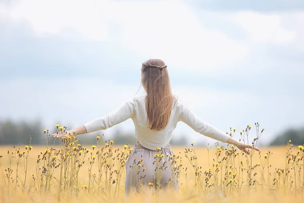 Ragazza Felice Nel Campo Autunnale Con Spikelets Paesaggio Adulto Giovane — Foto Stock