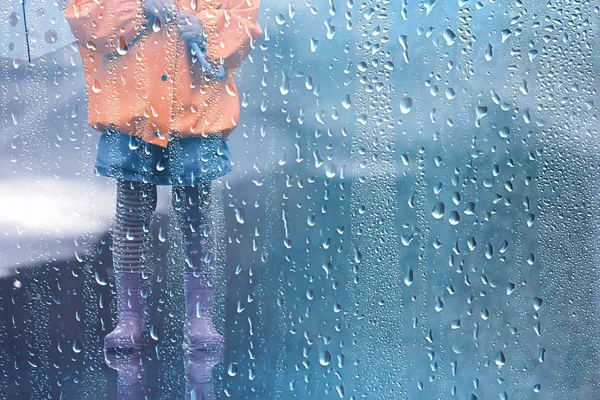 Дівчина Гумових Чоботях Калюжа Осінь Концепція Погода Дощ Теплий Одяг — стокове фото