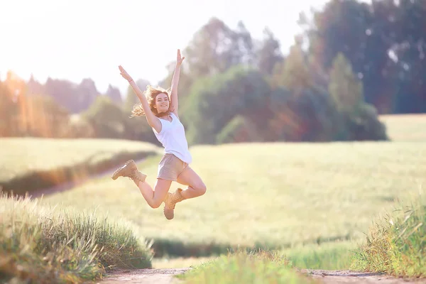 Счастливая Молодая Взрослая Модель Желтом Пшеничном Поле Летняя Концепция Счастья — стоковое фото