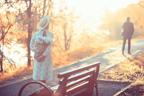 Menina Esperando Por Uma Data Cidade Menina Feliz Com Buquê — Fotografia de Stock