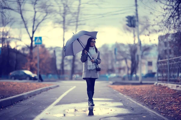 Mädchen Regenschirm Waldlandschaft Herbst Ansicht Junge Frau Mit Regenschirm Stadtpark — Stockfoto