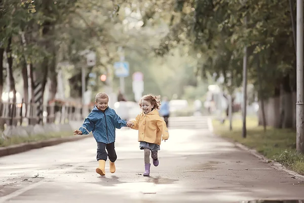 Les Enfants Courent Dans Parc Jaune Automne Pluie Fun Promenade — Photo