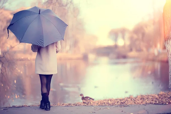 長い背景の女の子の傘 水平ビュー雨の秋の日傘を持つ若い女性 — ストック写真