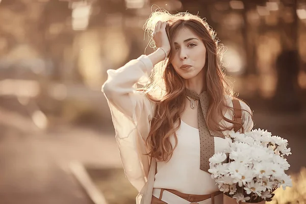 街の花を持つ幸せな女の子 夏の写真若い美しい女の子は 街の通りに花の花束を持っています — ストック写真