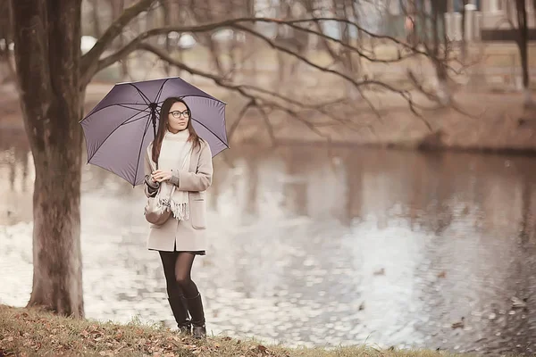 若い女性傘秋 秋のトレンディな外観 傘付きモデル 雨の寒い天候 — ストック写真