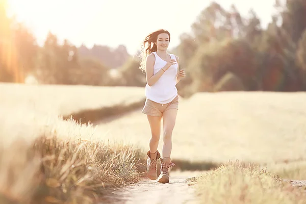 若い幸せなヨーロッパのモデル 夏休み 夏の風景の中で自然の中を散歩 大人の女の子だけ — ストック写真
