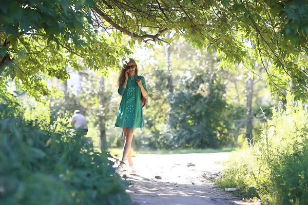 Sexy Bionda Passeggiata Estate Parco Stile Urbano Glamour Giovane Donna — Foto Stock