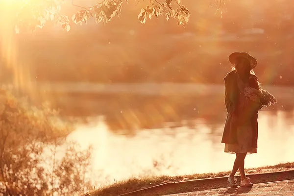 Goldenen Herbst Mädchen Porträt Glücklich Frei Junges Mädchen Herbst Landschaft — Stockfoto