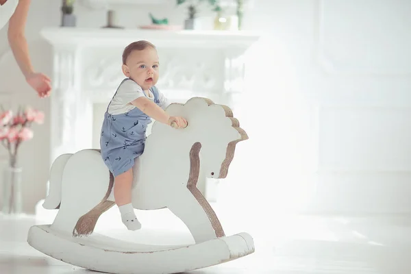 Bambino Dondolo Cavallo Ragazzino Cavalcando Cavallo Giocattolo Sedia Dondolo Giocattolo — Foto Stock